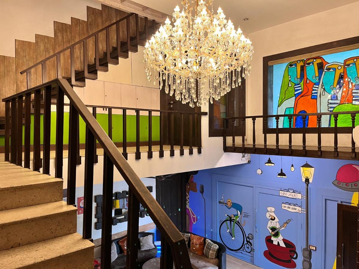 Aakritii Hotels グルガウン エクステリア 写真