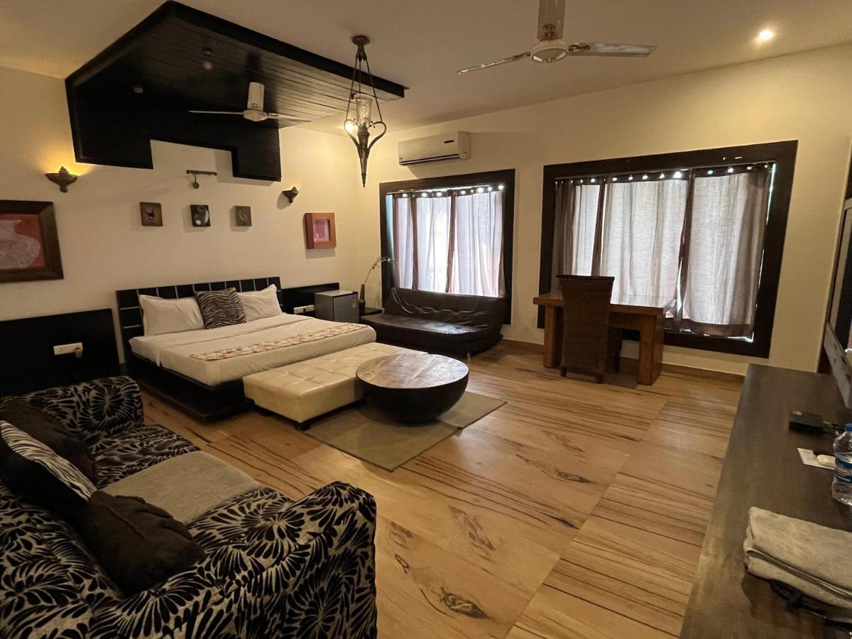 Aakritii Hotels グルガウン エクステリア 写真