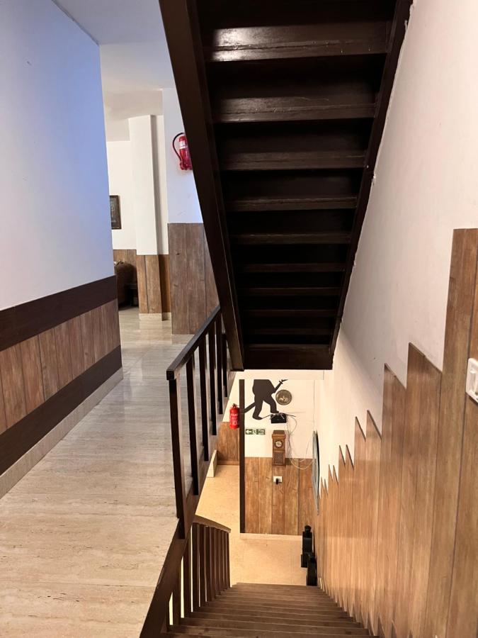 Aakritii Hotels グルガウン エクステリア 写真