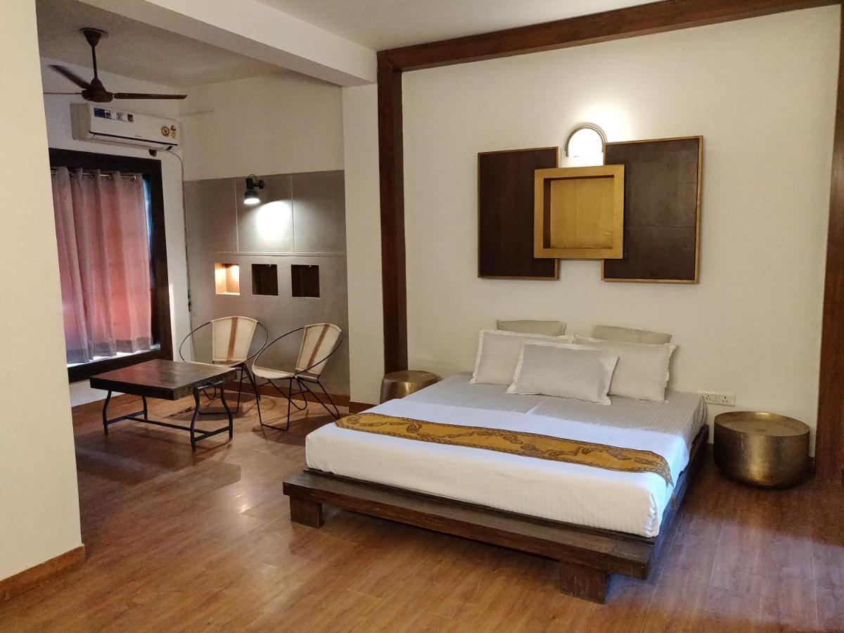 Aakritii Hotels グルガウン エクステリア 写真