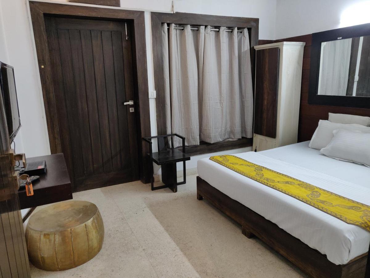 Aakritii Hotels グルガウン エクステリア 写真